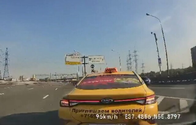 Авария в Москве: таксист прозевал поворот и начал перестраиваться 