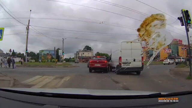 Авария на перекрестке в Иванове: водитель фургона двигался прямо