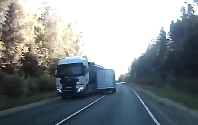 В Подмосковье водитель грузовика уснул за рулем и едва не погиб