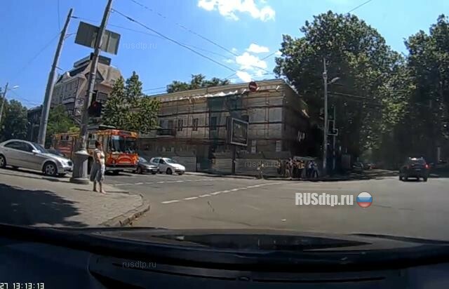 Иномарка в центре Одессы сбила двух девушек и смяла припаркованный «ВАЗ»