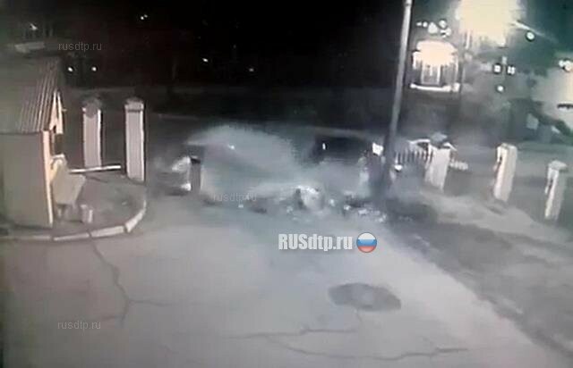 В Иркутске пьяный водитель, уходя от погони, врезался в забор детской больницы