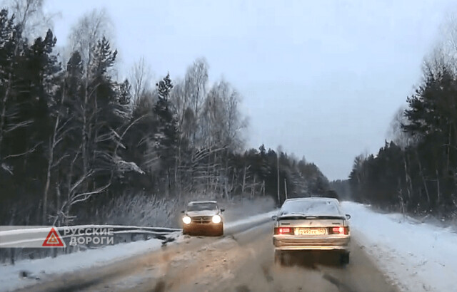 «Крайслер» занесло на трассе в Подмосковье