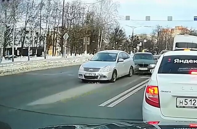 «Резко остановился на запрещающий сигнал светофора»: BMW и Nissan столкнулись на перекрестке в Чебоксарах 