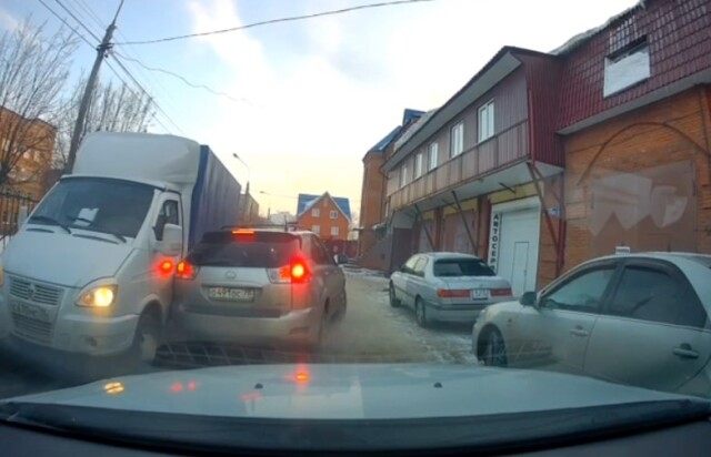 «Газель» и Lexus не разъехались на узкой дороге в Томске 