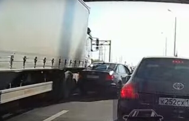 Водитель легкового автомобиля подлез под фуру на спуске с Николаевского моста в Красноярске 