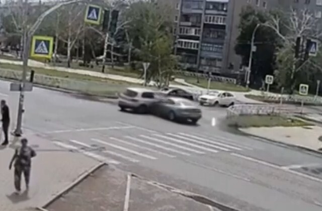 Момент массового ДТП в Бузулуке: водитель кроссовера при повороте не пропустил седан 
