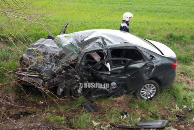 На Кубани в лобовом столкновении Lada Vesta и Geely погибли три человека 