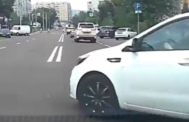 «До последнего отказывалась признавать вину»: в Красноярске автоледи разворачивалась и не пропустила автомобиль