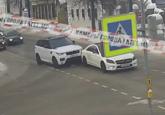 В Рыбинске два водителя что-то не поделили на дороге и устроили ДТП