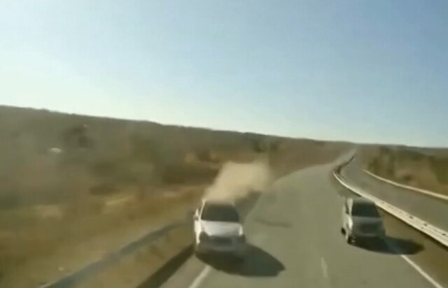 Mercedes на скорости столкнулся с большегрузом на трассе «Енисей»: водитель погиб 