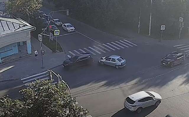 Авария на перекрестке в Вологде: «Логан» поворачивал налево и столкнулся с внедорожником 