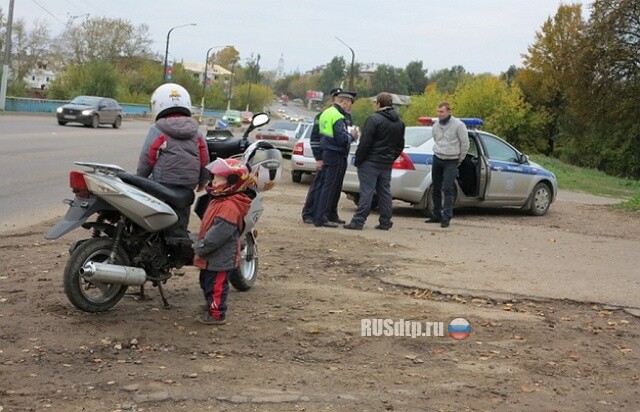 Пьяный на скутере с детьми 