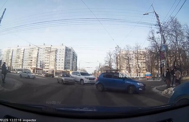 В Рязани по вине нарушителя автомобиль едва не влетел в толпу пешеходов