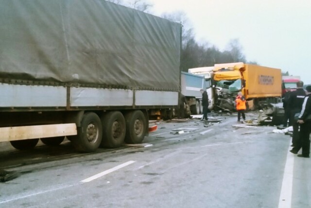 Движение на Минском шоссе полностью перекрыли из-за крупного ДТП с большегрузами 