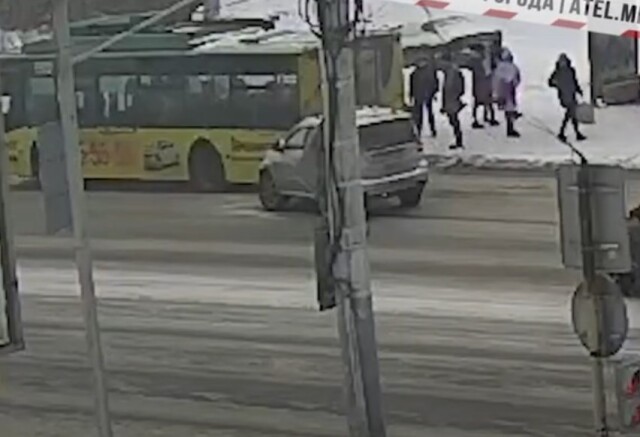 Внедорожник врезался в троллейбус на перекрестке в Рыбинске 