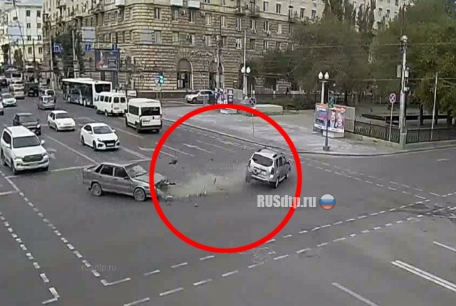 Камера запечатлела момент ДТП на проспекте Ленина в Волгограде