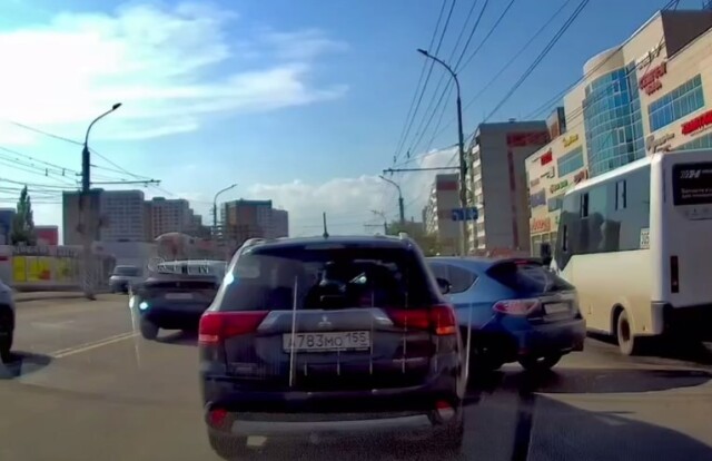 «Дерзости не оценил»: Subaru и Mitsubishi не поделили полосу в Омске