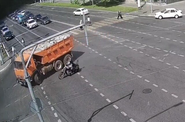В Белгороде водитель КАМАЗа пытался развернуться и столкнулся с мотоциклом