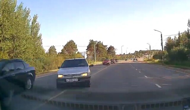 Неожиданность со встречной полосы: в Сыктывкаре столкнулись два автомобиля