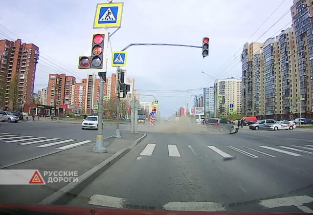 Проезд на красный привел к ДТП в Петербурге