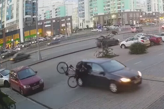 В Екатеринбурге ребенок на велосипеде столкнулся с автомобилем
