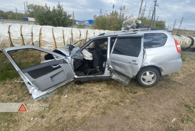 В Кумертау «Лада Приора» врезалась в трубопровод 