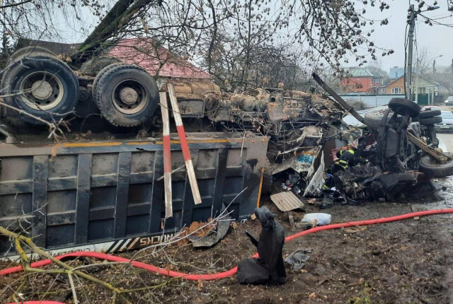 В Новой Москве самосвал без тормозов смял несколько автомобилей и перевернулся 