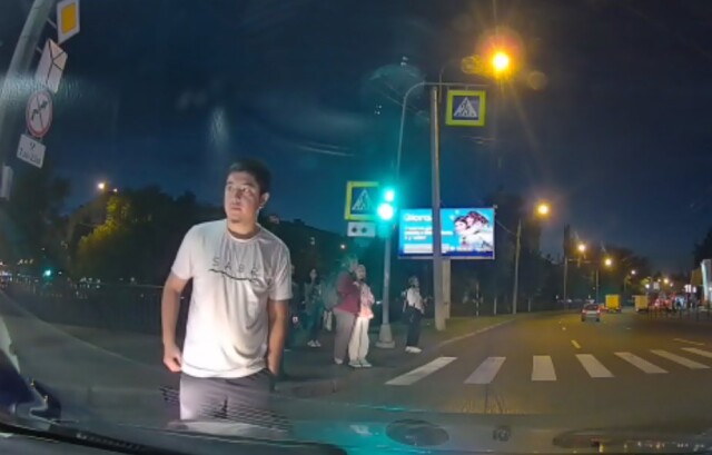 «Таксист на Солярисе подбил мне «ласточку»: момент ДТП на перекрестке в Петербурге 