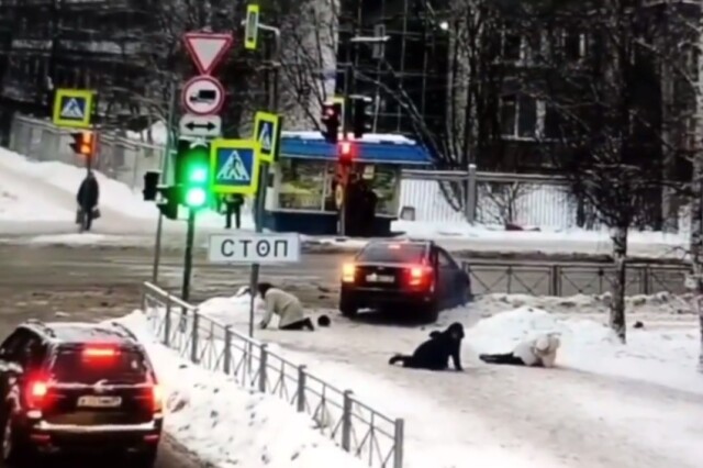 Автомобиль сбил пешеходов в результате ДТП на перекрестке в Архангельске