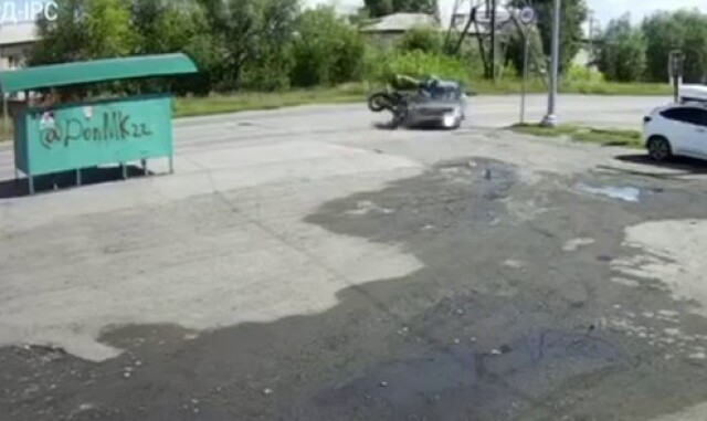 В Камне-на-Оби автомобиль при повороте налево столкнулся с мотоциклом