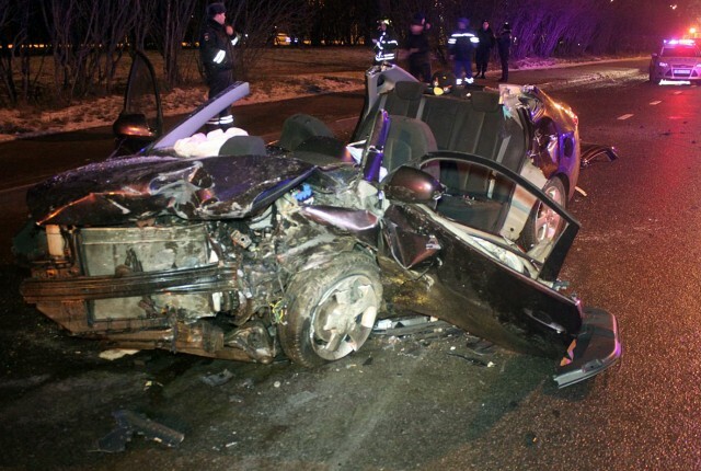 В Москве в лобовом столкновении автомобилей погиб человек 