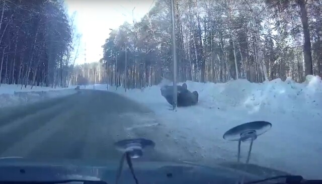 Легковой автомобиль перевернулся в  результате ДТП в Новосибирске