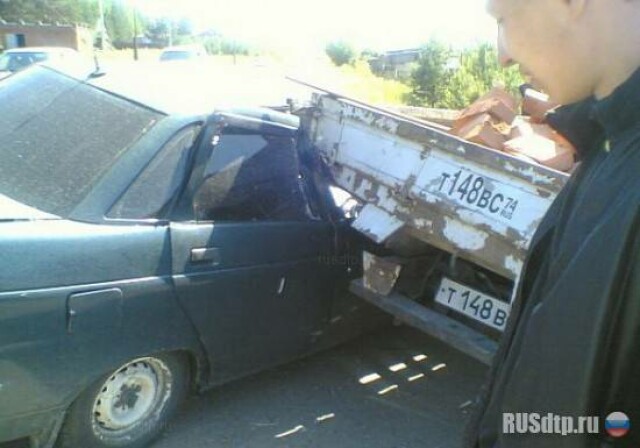 ВАЗ-2110 врезался в грузовик в Челябинске 