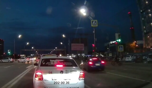 «Перебегал дорогу на красный»: спорткар насмерть сбил пешехода в Воронеже 