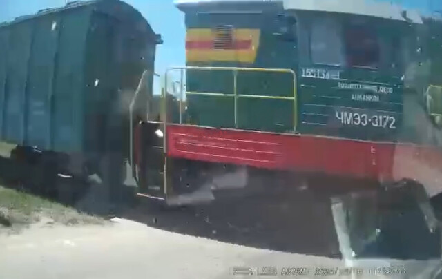 В Севастополе водитель грузовика проехал на красный и столкнулся с поездом 