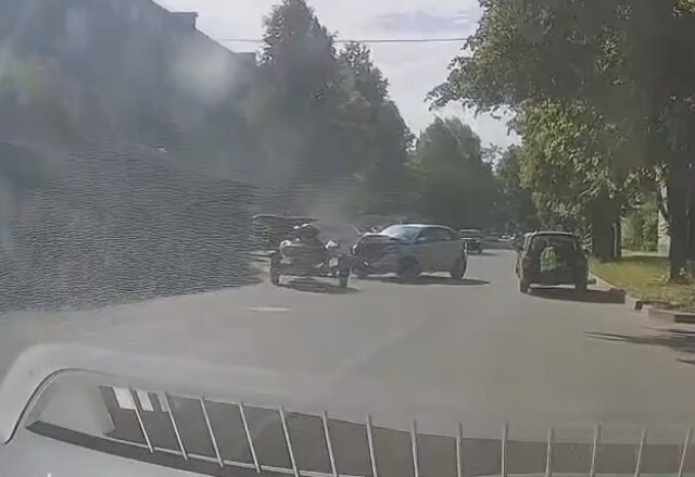В Ленобласти прицеп отцепился от автомобиля и врезался во встречную машину 