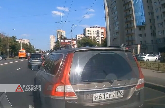 Водитель Volvo устроил ДТП на проспекте Ветеранов в Петербурге