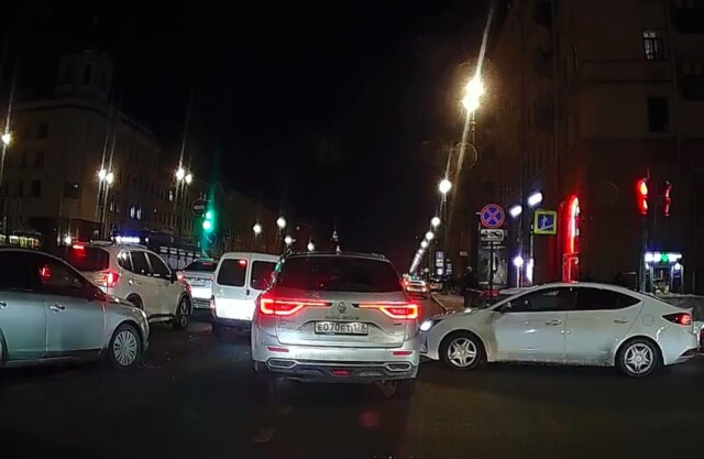 «Водитель скрылся»: Renault столкнулся с попутным автомобилем в Петербурге