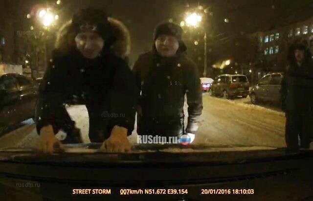В Воронеже пешеходы разбили автомобиль на пешеходнои переходе