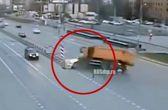 Камера зафиксировала момент смертельного ДТП на Рязанском проспекте 