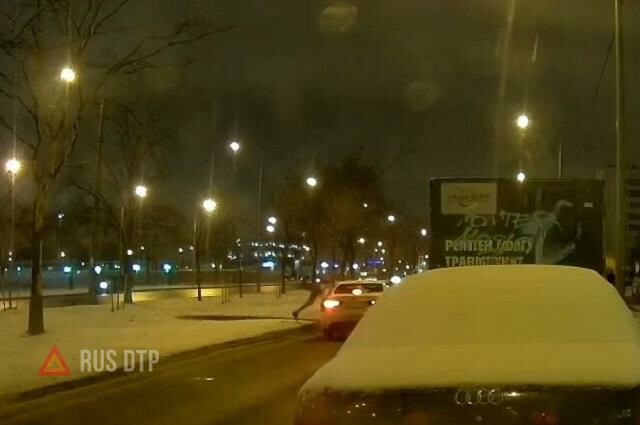 Автомобиль сбил пешехода в Петербурге