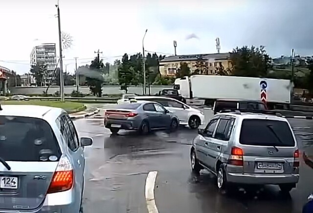 Столкновение на перекрестке в Красноярске. Кто виноват? 