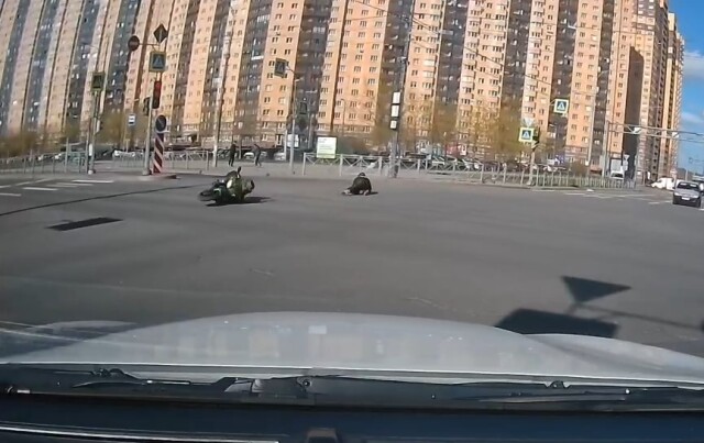 «Трюк не удался»: в Петербурге байкер пытался стартовать со светофора на заднем колесе