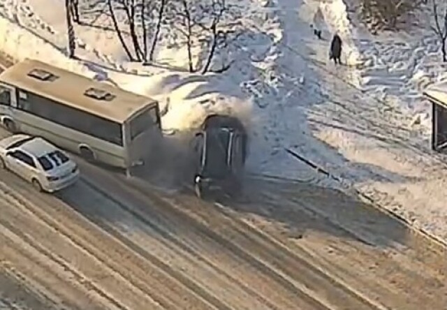 «Выезжал с остановки»: автобус и автомобиль столкнулись в Вологде