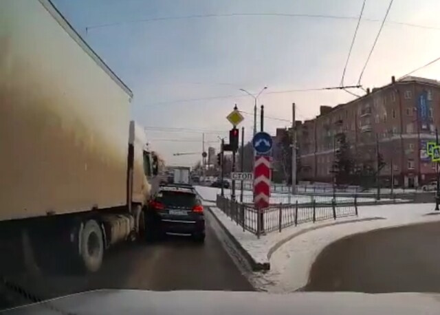Водитель фуры не успел затормозить и устроил ДТП на Ленинградском мосту в Омске