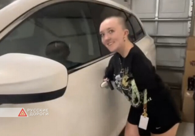 Женщина без рук научилась водить машину