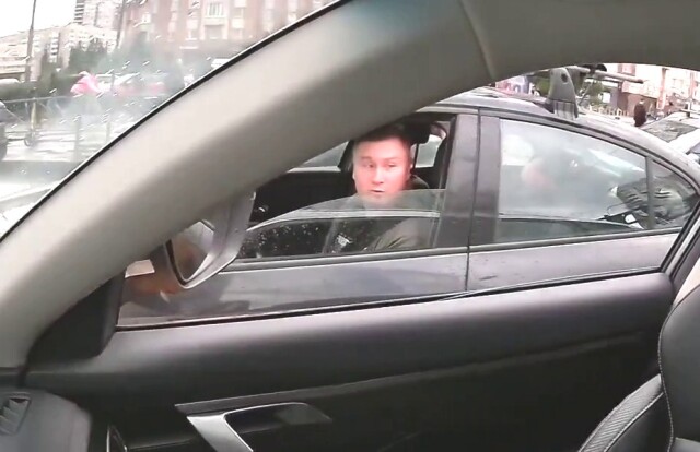 «Тебя не учили пропускать помеху справа?» — дорожный конфликт в Петербурге