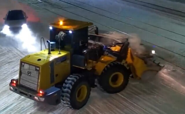 В Улан-Удэ водитель автомобиля пытался проскочить перекрёсток на красный и столкнулся с погрузчиком 