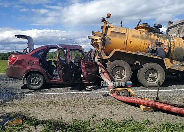 В Томской области «Лада» врезалась в стоящий КАМАЗ 