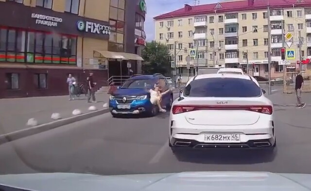 В Кургане девочка перебегала дорогу в неположенном месте и попала под машину
